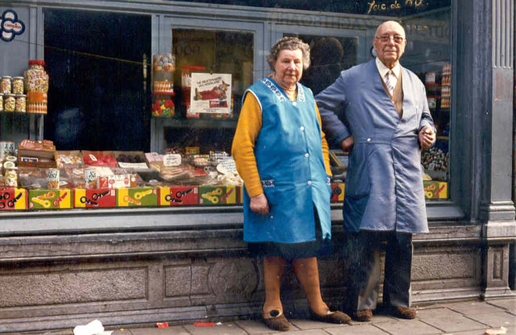 Jac de Wit met zijn vrouw voor de winkel in de Balistraat  