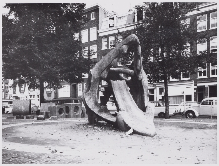 De glijbaan.  Iepenplein met speelplaats. Datering: 15 september 1969 Bron: Stadsarchief, Fotograaf Arsath Ro'is, J.M.  