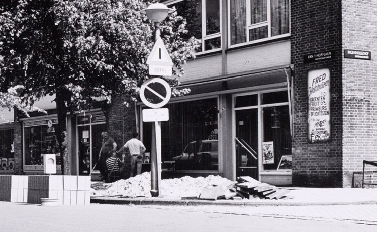 Van 't Hofflaan 47 - 1985 .<br />Klik rechts bovenaan op de foto en de foto wordt vergroot weergegeven.<br />Foto: Beeldbank Amsterdam .<br />Foto: Beeldbank Amsterdam 