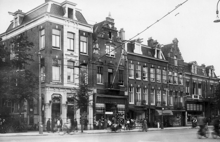 Linnaeusstraat (2e van rechts) Drahmann & Co - ± 1950 .<br />Foto: Bernard Drahmann © 
