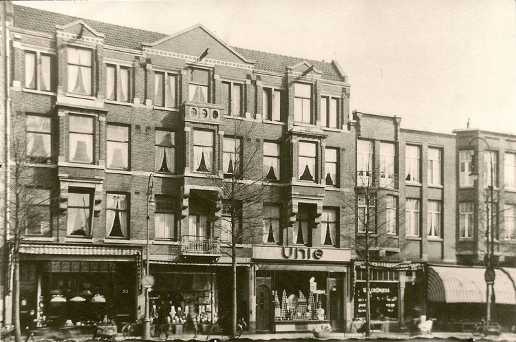 Middenweg 53a Korff (3e winkel van links) - ± 1930 .<br />Foto: Uit het archief van Jan van Deudekom † 