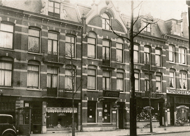Middenweg 34 (Sigarenwinkel 2e pand van rechts) - ± 1932 .<br />Foto: Uit archief van Jan van Deudekom † 