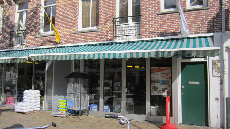 Javastraat 107 Dierenwinkel de Jonghe - 2013 .<br />Foto: Jo Haen © 