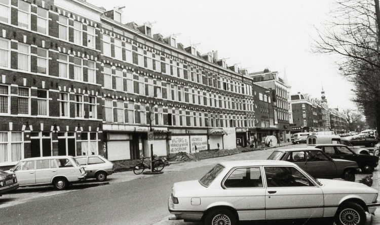 1e van Swindenstraat 86-88 (2 ramen met Vilters) - 1984 .<br />Foto: Beeldbank Amsterdam 