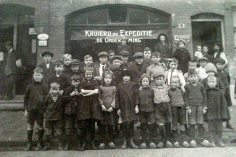Corn. Drebbelstraat 04 Expeditie en Kruijerij E.J.Zijp - ± 1920 .<br />Foto: Kees Zijp 