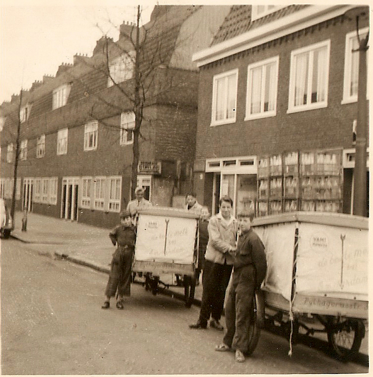 Pythagorasstraat 38 - ± 1960 .<br />Joop de Grijs bij de melkkar.<br />.<br />Foto: Adrie de Grijs 