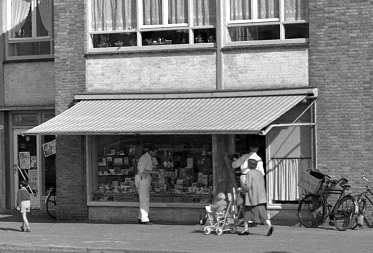 Van 't Hofflaan 45 - 1956 .<br />Foto: Beeldbank Amsterdam<br />Klik rechts bovenaan op de foto en de foto wordt vergroot weergegeven. .<br />Foto: Beeldbank Amsterdam 