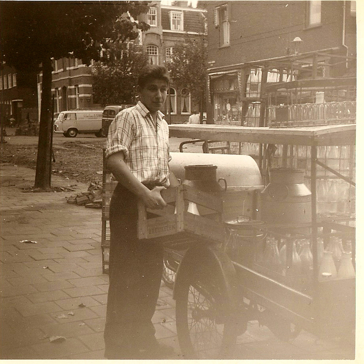 Pythagorasstraat 38 - ± 1960 .<br />Joop de Grijs bij de melkkar.<br />.<br />Foto: Adrie de Grijs 