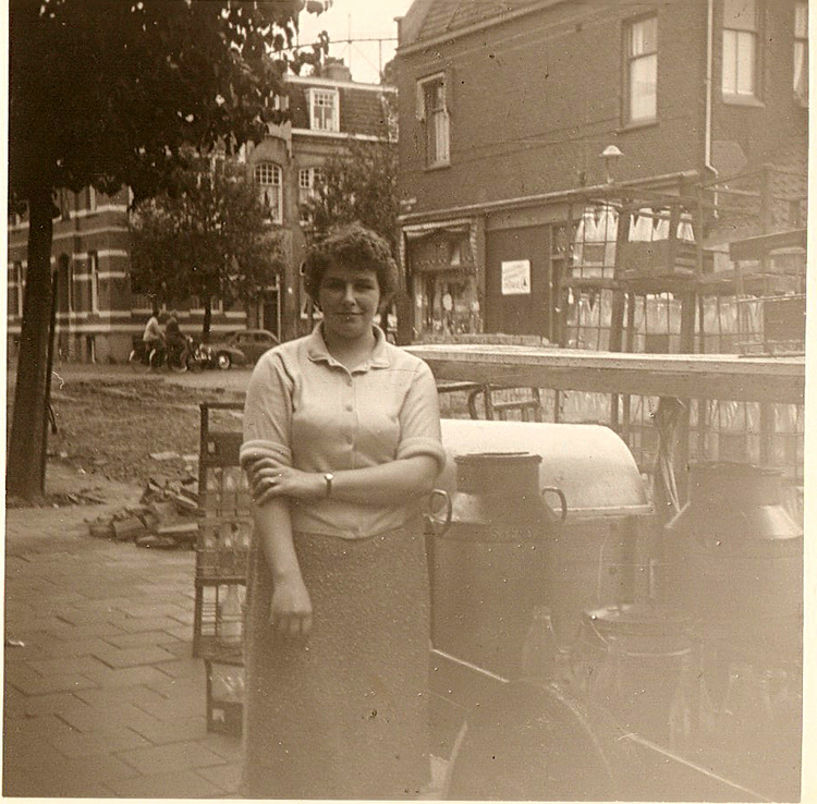 Pythagorasstraat 38 - ± 1960 .<br />Bea de Grijs voor de winkel<br />.<br />Foto: Adrie de Grijs 