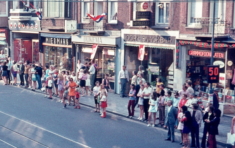 Middenweg 21 Dijkema - 1972 .<br />Foto genomen tijdens huldiging van Ajax (winnaar Europacup I)<br />Foto: Theo Proeskie © 