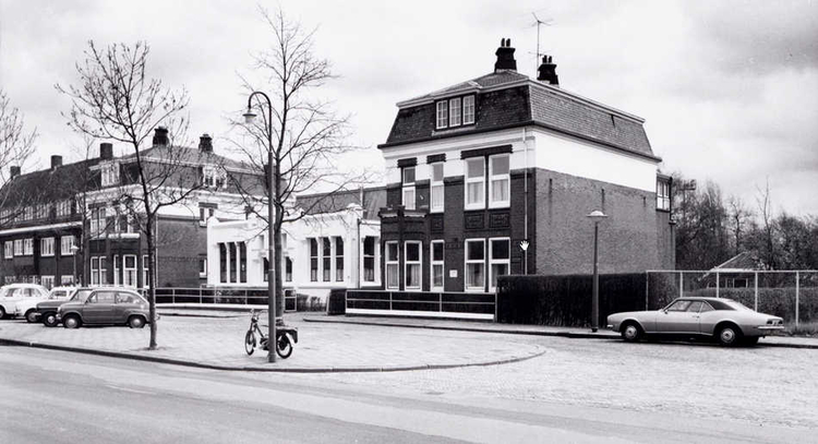 Kruislaan 182 - ± 1970 .<br />Foto: Beeldbank Amsterdam .<br />Het kantoor van Ceelen.<br />Foto: Beeldbank Amsterdam 