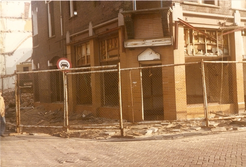 Celebesstraat 55 - 1984 De sloop van Celebesstraat 55.<br />.<br />Foto: Henk Cambach 