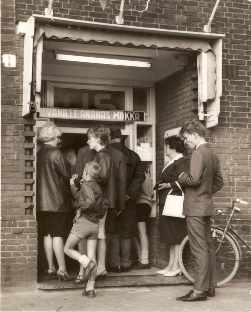 IJsbuffet Haen Radioweg - ± 1975 .<br />Foto Jo Haen 