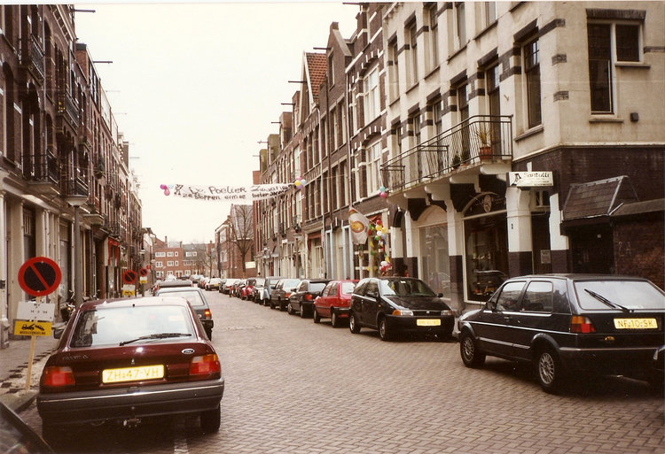 Wakkerstraat 02  (1e pand rechts Santulli) - 1994 .<br />Foto: Piet Zwaanenburg 
