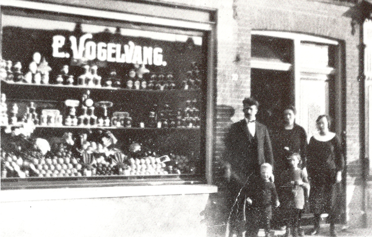 Groentewinkel Vogelvang Ringdijk 20 - 1925 .<br />Foto: Watergraafsmeer in oude ansichten. J.H.Kruizinga 