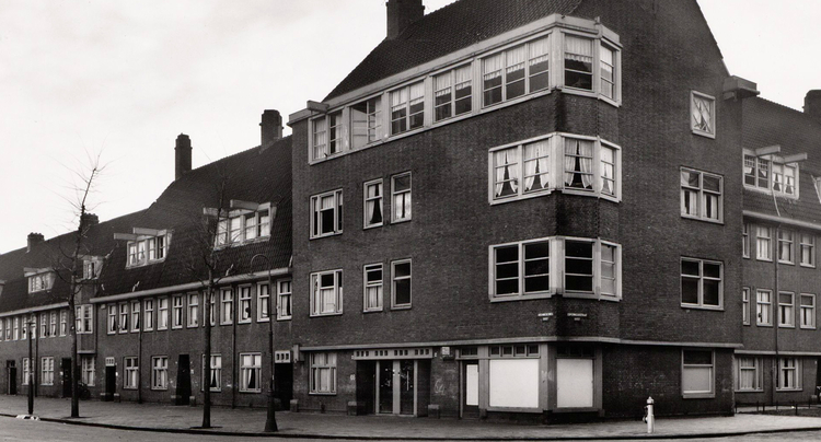Archimedesweg 64 - 1945 .<br />Foto: Beeldbank Amsterdam 