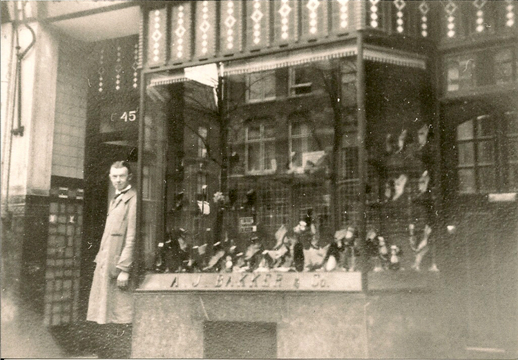 Schoenenwinkel  A. J. Bakker in deur Hr. Jansen Middenweg 45 - 1926 .<br />Klik rechts bovenaan op de foto en de foto wordt vergroot weergegeven.<br />Foto: Familie Bakker .<br />Foto: Familie Bakker 