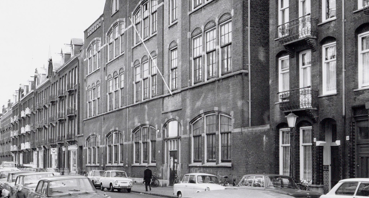 Bankastraat 26 links van de school, bij letter M - ± 1959 .<br />Foto: Beeldbank Amsterdam 