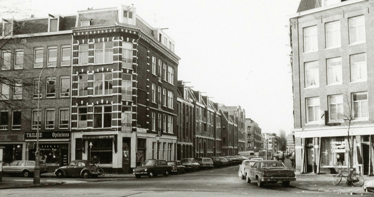 Beukenplein 10 (2e pand naast linkerhoek) - 1981 .<br />Foto: Beeldbank Amsterdam 
