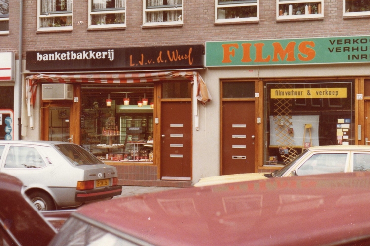 Beukenplein 12 (rechts) na 1972 .<br />Foto: Leo van der Wurf 