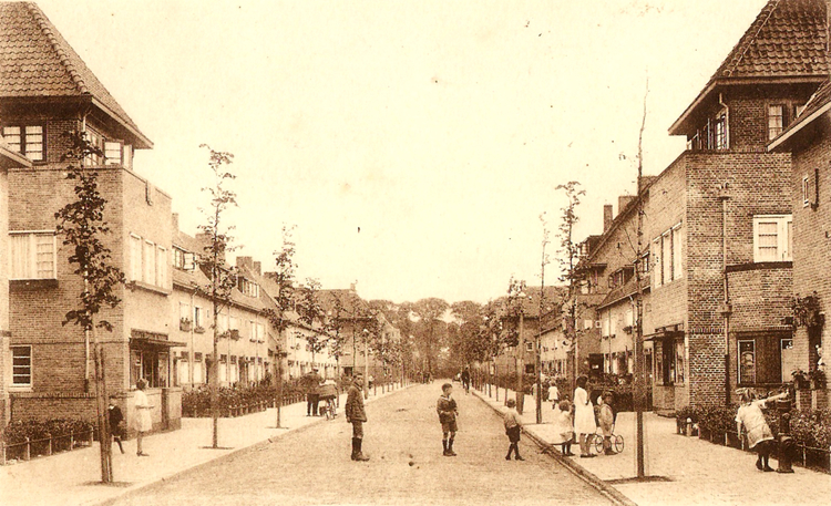 Brinkstraat 123 - ± 1930 .<br />Foto: Jan van Deudekom 
