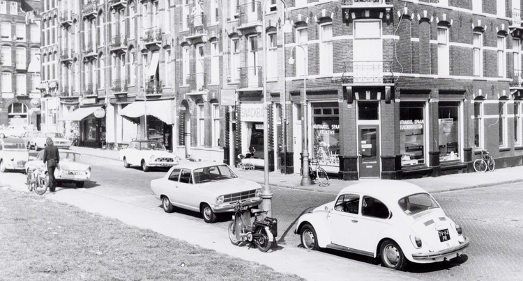 Celebesstraat 46 (hoekpand) - 1972 .<br />Foto: Beeldbank Amsterdam 