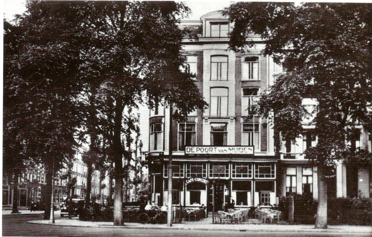 Linnaeusstraat hoek Commelinstraat 2 - 1950 .<br />Klik rechts bovenaan op de foto en de foto wordt vergroot weergegeven.<br />Foto: Beeldbank Amsterdam .<br />Foto: Beeldbank Amsterdam 