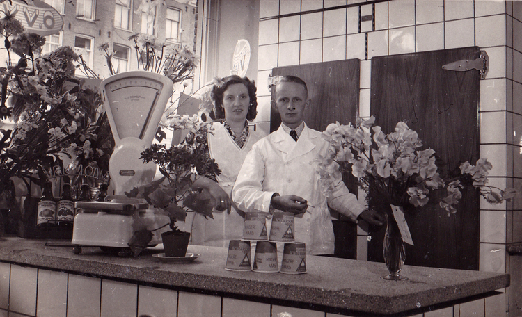 Commelinstraat 82 - 1946-1956 .<br />Foto: Marion Landman Melkwinkel van Wim van Wieringen en Kitty Kooter<br />.<br /> Foto: Marion Landman 
