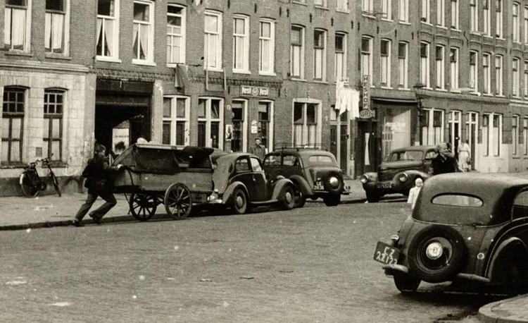 Commelinstraat 87 Kruidenier van Bodengraven 'Persil'- ± 1950 .<br />Foto: Beeldbank Amsterdam 