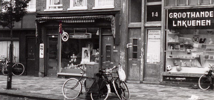 Dapperstraat 16 (links) - ± 1950 .<br />Foto: Beeldbank Amsterdam 