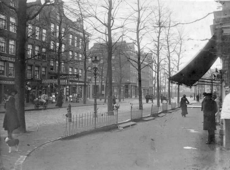 Dapperstraat links Dam's Bazar - 1920 .<br />Foto: Beeldbank Amsterdam 