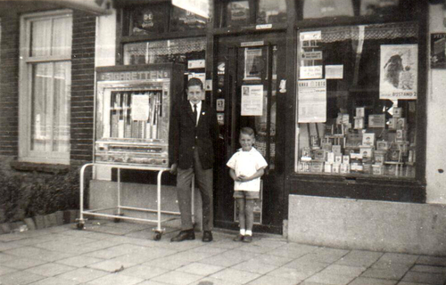 Fahrenheitstraat 22 links zoon Ton rechts zoon Frans - ± 1958 .<br />Foto: Nicole van Tienhoven 