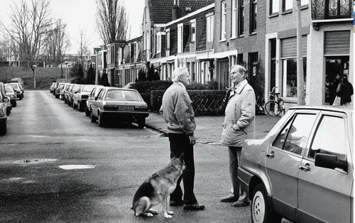 Fahrenheitstraat 33 - ± 1980 .<br />Foto: Beeldbank Amsterdam De Fahrenheitstraat in Amsteldorp: de voormalige melkboer (links) en de voormalige kapper met elkaar in gesprek<br />.<br />Foto: Beeldbank Amsterdam 