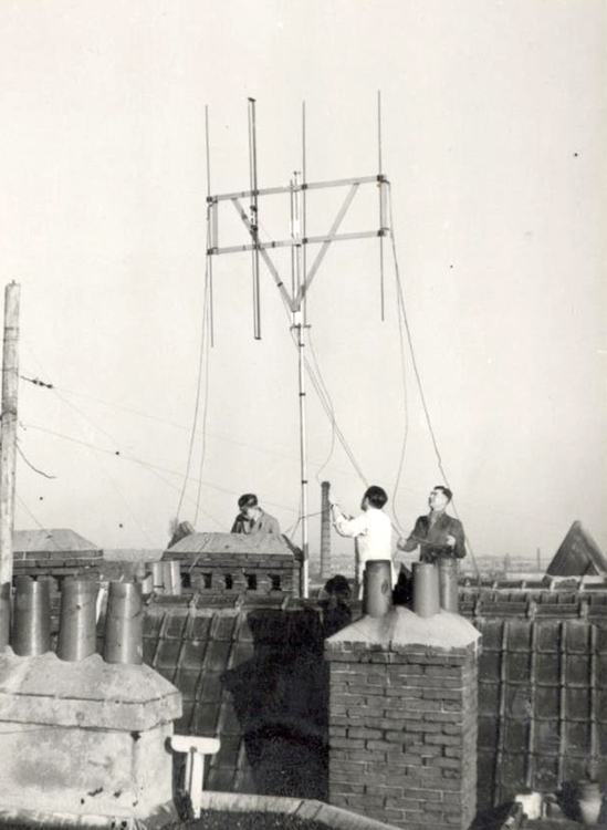 Linnaeusstraat 38 - 1955 Het plaatsen van een antenne op het dak.<br />.<br />Foto: Frank de Boer 