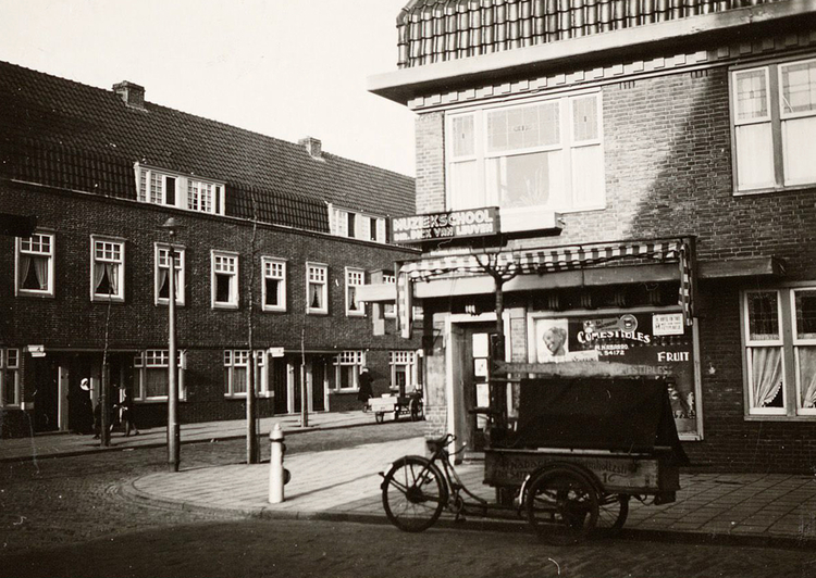 Helmholtzstraat 01 -  ± 1950 .<br />Foto: Beeldbank Amsterdam 