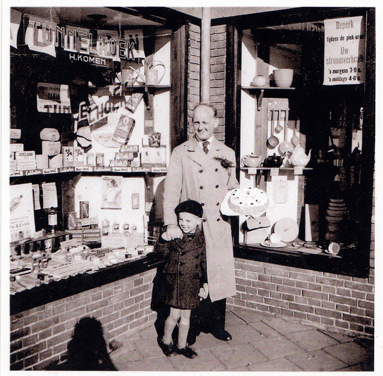 Archimedesweg 57 - Henk met zoon Gerbrand Komen  - 1949 .<br />//Foto: Familie Komen 