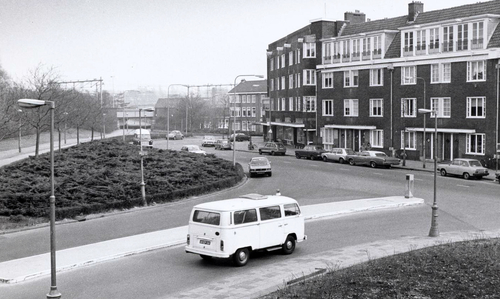 Hogeweg - Archimedesweg 04 is rechts in de hoek - 1982 .<br />Foto: Beeldbank Amsterdam 