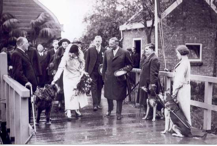 Middenweg 333 - Opening school voor blindengeleidehonden - 1935 .<br />Foto: Beeldbank Amsterdam 
