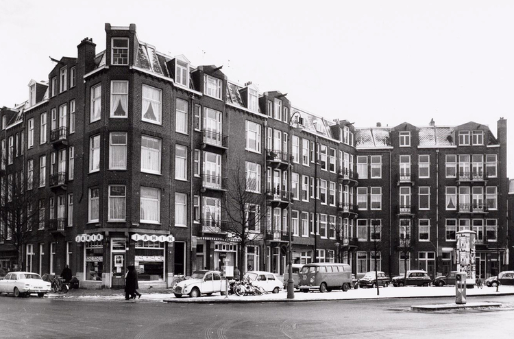 Krugerplein 15 (rechts naast Jamin) - 1972 .<br />Foto: Beeldbank Amsterdam 