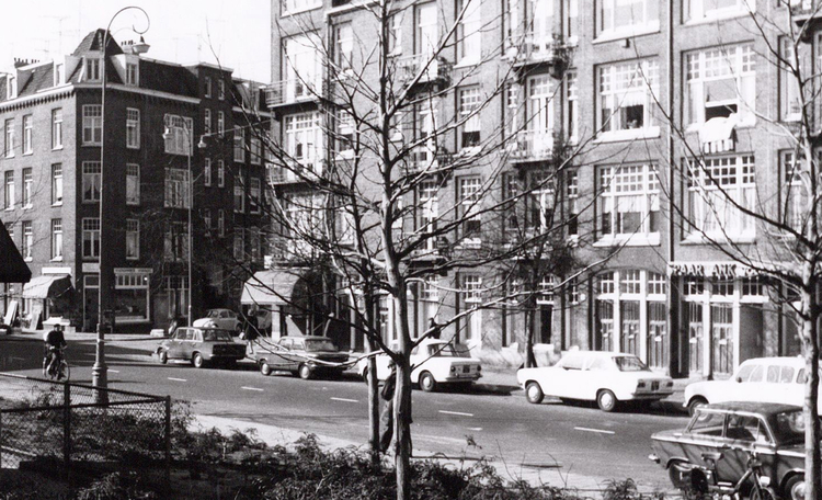 Krugerplein 24  Bakkerswinkel Tholen bij eerste zonnescherm hoek Reitzstraat - 1971 .<br />Foto: Beeldbank Amsterdam 