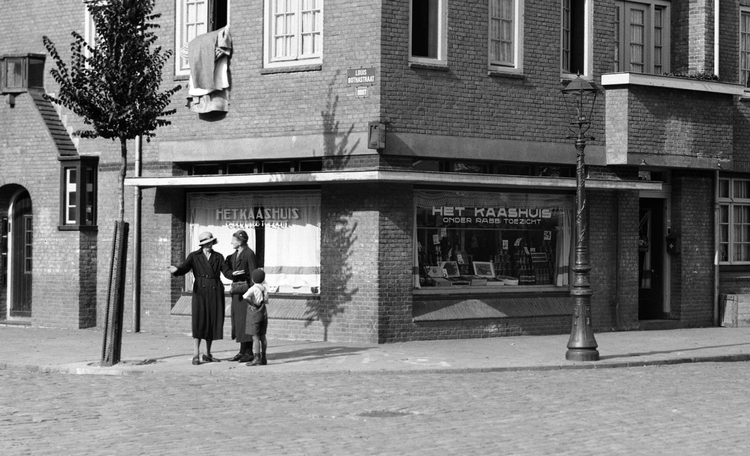 Krugerplein 40 hoek Louis Bothastraat  Het Kaashuis - 1934 .<br />Foto: Beedbank Amsterdam 