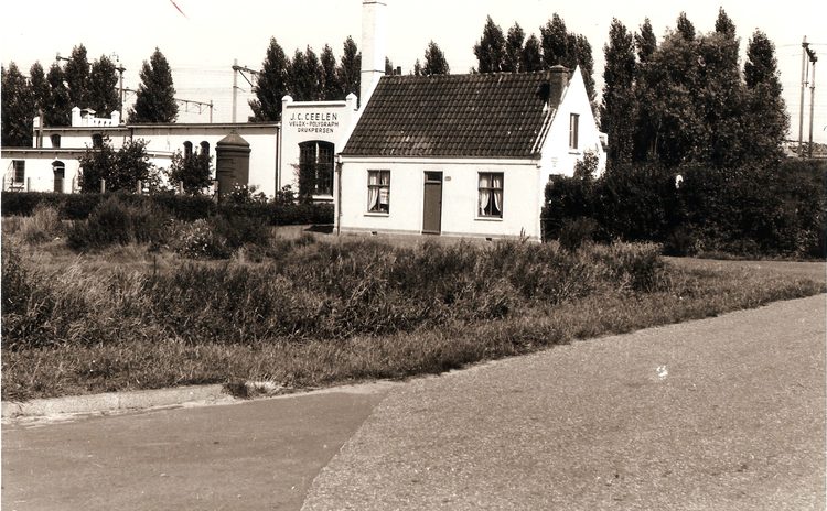 Kruislaan 401 (rechts) - 1954 .<br />Foto: Jan van Deudekom 
