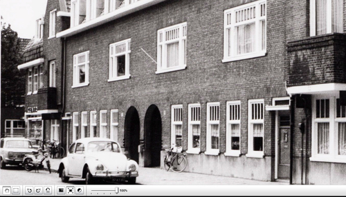 Linnaeusparkweg 177 helemaal links de kruidenierswinkel - 1975 .<br />Foto; Beeldbank Amsterdam 