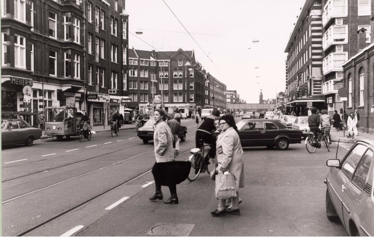 Linnaeusstraat 100 helemaal links - 1980 .<br />Foto: Beeldbank Amsterdam 