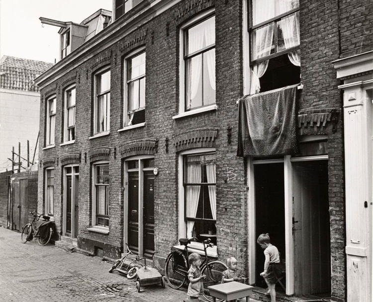 Linnaeusdwarsstraat 18 - ± 1930 .<br />Foto: Beeldbank Amsterdam 