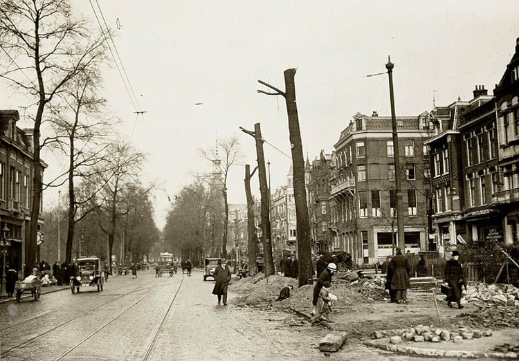 Linnaeusstraat  77 (rechts op de hoek) - ± 1930 .<br />Foto: Beeldbank Amsterdam 