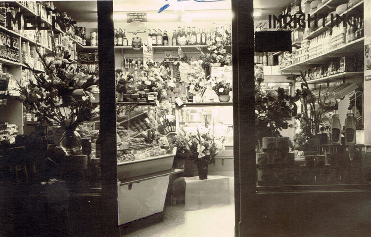 Schalk Burgerstraat 26 Opening eerste melkzaak  - ± 1956 Foto: Marleen Karhof-van Asselt 