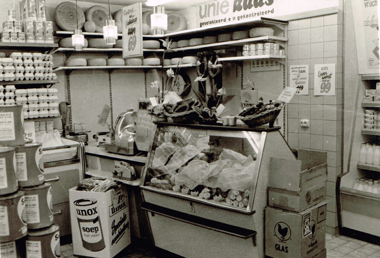 Schalk Burgerstraat 26 - Uitbreiding melkzaak van Asselt  - ± 1960 .<br />Foto: Marleen Karhof-van Asselt 