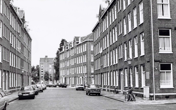 Madurastraat 107 -119 - 1982 .<br />Foto: Beeldbank Amsterdam 