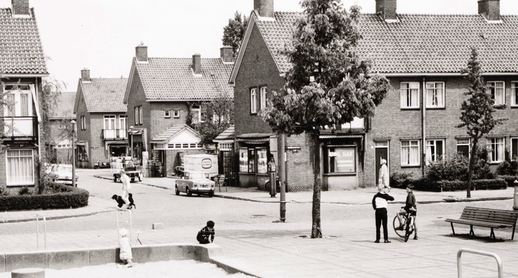 Middelhoffstraat 06 (middelste winkel) - 1966 .<br />Foto: Beeldbank Amsterdam 